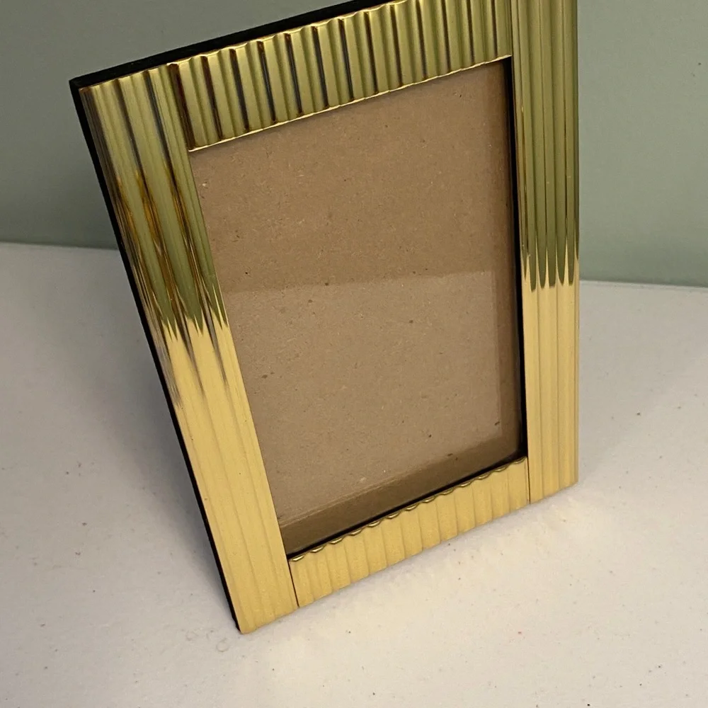 Elegant Gold Tone Ribbed Texture Picture Frame